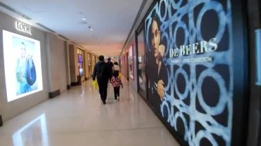 Hong Kong - 2 Aralık 2023: Landmark alışveriş merkezinde Noel süslemeleri