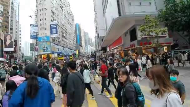 Гонконг Грудня 2023 Року Люди Перетинають Зайняту Вулицю Затоці Козвей — стокове відео