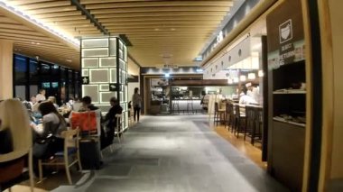 Japonya - 30 Kasım 2023: Kalabalık Narita havaalanı, Japonya havaalanı  