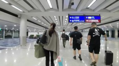 Hong Kong - 30 Kasım 2023: Kalabalık uluslararası havaalanı, Hong Kong havaalanı 