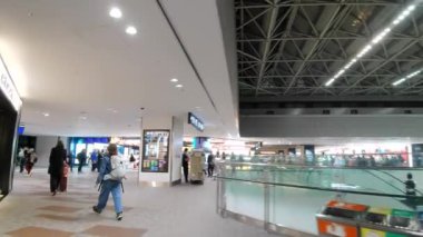 Japonya - 30 Kasım 2023: Kalabalık Narita havaalanı, Japonya havaalanı  