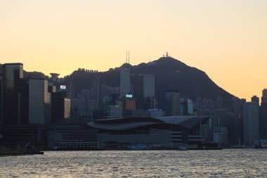 15 Ocak 2024 Ufkun üzerindeki güneş ve bulutlarla