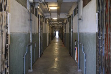 16 Mart 2024 Tai Hang Sai Malikanesi 'nin karanlık kapısı ve koridoru.