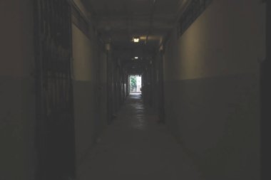 16 Mart 2024 Tai Hang Sai Malikanesi 'nin karanlık kapısı ve koridoru.