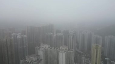 Hong Kong - 17 Mart 2021: Tseung Kwan O 'nun Kentsel Skyline' ında sisli bir gün