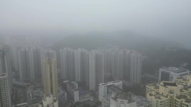 Hong Kong - 17 Mart 2021: Tseung Kwan O 'nun Kentsel Skyline' ında sisli bir gün