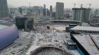 Hong Kong - 17 Mart 2024: Kai Tak İstasyonu Plaza ile şehir manzarası  