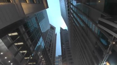 Hong Kong - 23 Mart 2024: Hong Kong Theatre Lane yakınlarındaki işlek cadde 