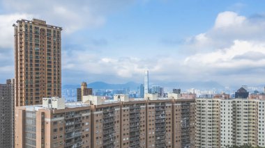 Hong Kong 'da orta seviye konut binaları. 23 Mart 2024