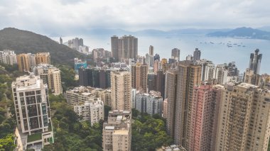 Hong Kong 'da orta seviye konut binaları. 23 Mart 2024