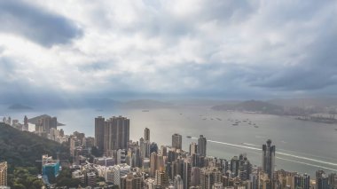 Sai Wan 'daki binalar ve Hong Kong Adası' ndaki orta seviyeler 23 Mart 2024