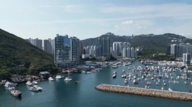 Hong Kong - 24 Mart 2024: Aberdeen Güney Tayfun Sığınağı, Şehir Ortası Liman 