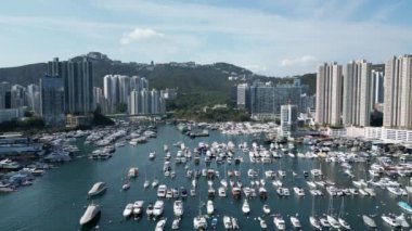 Hong Kong - 24 Mart 2024: Aberdeen Güney Tayfun Sığınağı, Şehir Ortası Liman 