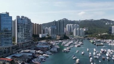 Hong Kong - 24 Mart 2024: Aberdeen Güney Tayfun Sığınağı, Şehir Ortası Liman 