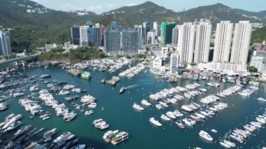 Hong Kong - 24 Mart 2024: Aberdeen Güney Tayfun Sığınağı, Şehir Ortası Liman 