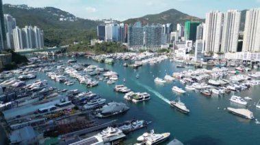 Hong Kong - 24 Mart 2024: Aberdeen Güney Tayfun Sığınağı, Şehir Ortası Liman 