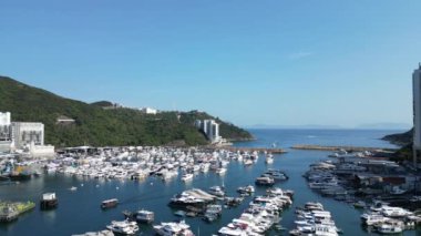 Hong Kong - 24 Mart 2024: Aberdeen Güney Tayfun Sığınağı, Şehir Ortası Liman 