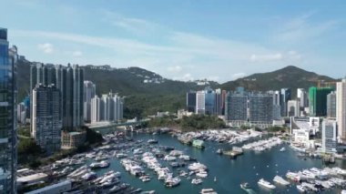 Hong Kong - 24 Mart 2024: Aberdeen Güney Tayfun Sığınağı, Şehir Ortası Liman 