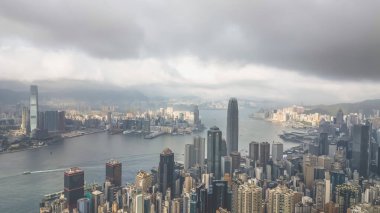 Victoria Limanı, Hong Kong Adası 'nın batı tarafından görünüyor.