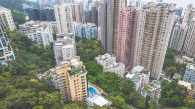 Hong Kong 'da orta seviye konut binaları. 23 Mart 2024