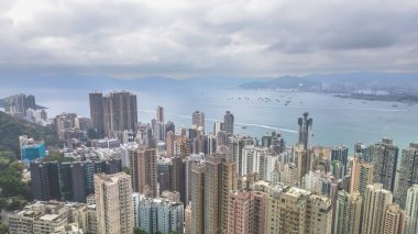 Hong Kong 'da orta seviye konut binaları. 23 Mart 2024