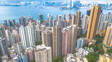 Hong Kong 'da orta seviye konut binaları. 23 Mart 2024