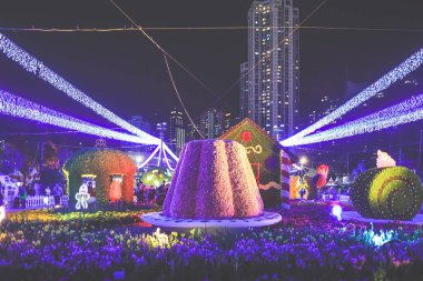 Gül, çelenk ve fenerle dolu romantik bir bahçe.