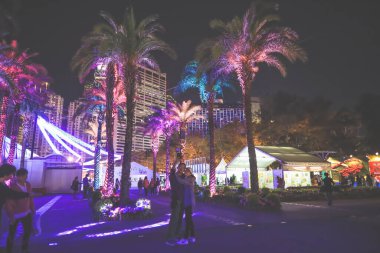 Gül, çelenk ve fenerle dolu romantik bir bahçe.