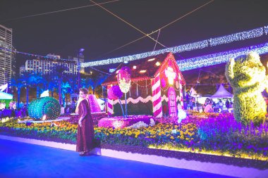 Gül, çelenk ve fenerle dolu romantik bir bahçe.