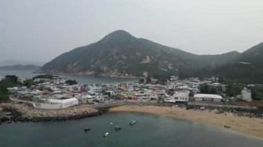 Hong Kong - 29 Mart 2024: Rocky Bay Sahili, denizdeki kaya oluşumunun insansız hava aracı görüntüsü  