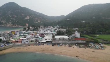 Hong Kong - 29 Mart 2024: Rocky Bay Sahili, denizdeki kaya oluşumunun insansız hava aracı görüntüsü  