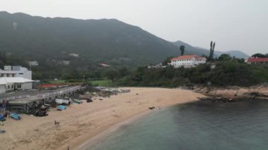 Hong Kong - 29 Mart 2024: Rocky Bay Sahili, denizdeki kaya oluşumunun insansız hava aracı görüntüsü  