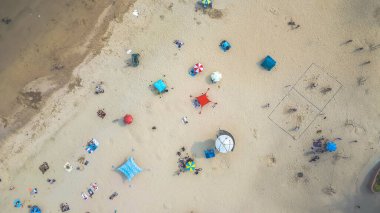 29 Mart 2024 'te Hong Kong' daki Shek O plajındaki ziyaretçilerin manzarası.