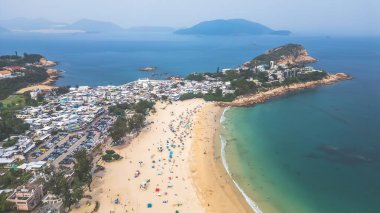 29 Mart 2024 'te Hong Kong' daki Shek O plajındaki ziyaretçilerin manzarası.