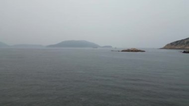 Hong Kong - 29 Mart 2024: Rocky Bay Sahili, denizdeki kaya oluşumunun insansız hava aracı görüntüsü  