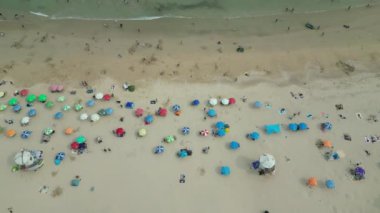 Hong Kong - 29 Mart 2024: Shek O plajındaki ziyaretçilerin gündüz görüntüsü  