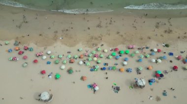 Hong Kong - 29 Mart 2024: Shek O plajındaki ziyaretçilerin gündüz görüntüsü  