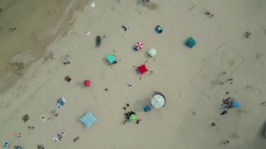 Hong Kong - 29 Mart 2024: Shek O plajındaki ziyaretçilerin gündüz görüntüsü  