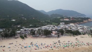Hong Kong - 29 Mart 2024: Shek O plajındaki ziyaretçilerin gündüz görüntüsü  