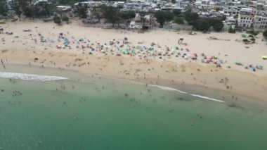 Hong Kong - 29 Mart 2024: Shek O plajındaki ziyaretçilerin gündüz görüntüsü  