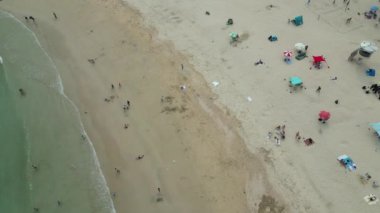 Hong Kong - 29 Mart 2024: Shek O plajındaki ziyaretçilerin gündüz görüntüsü  