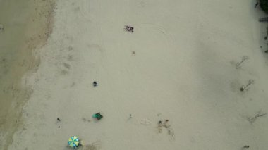 Hong Kong - 29 Mart 2024: Shek O plajındaki ziyaretçilerin gündüz görüntüsü  