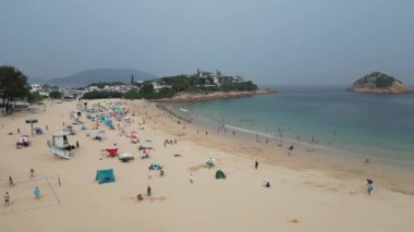 Hong Kong - 29 Mart 2024: Shek O plajındaki ziyaretçilerin gündüz görüntüsü  
