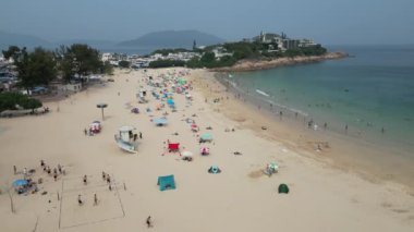 Hong Kong - 29 Mart 2024: Shek O plajındaki ziyaretçilerin gündüz görüntüsü  