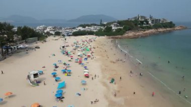 Hong Kong - 29 Mart 2024: Shek O plajındaki ziyaretçilerin gündüz görüntüsü  