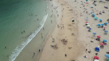 Hong Kong - 29 Mart 2024: Shek O plajındaki ziyaretçilerin gündüz görüntüsü  