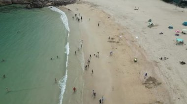 Hong Kong - 29 Mart 2024: Shek O plajındaki ziyaretçilerin gündüz görüntüsü  