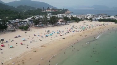 Hong Kong - 29 Mart 2024: Shek O plajındaki ziyaretçilerin gündüz görüntüsü  