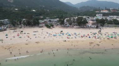 Hong Kong - 29 Mart 2024: Shek O plajındaki ziyaretçilerin gündüz görüntüsü  