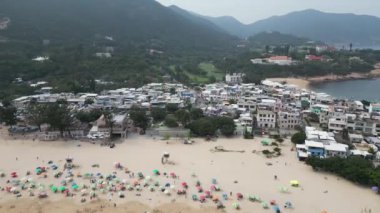 Hong Kong - 29 Mart 2024: Shek O plajındaki ziyaretçilerin gündüz görüntüsü  